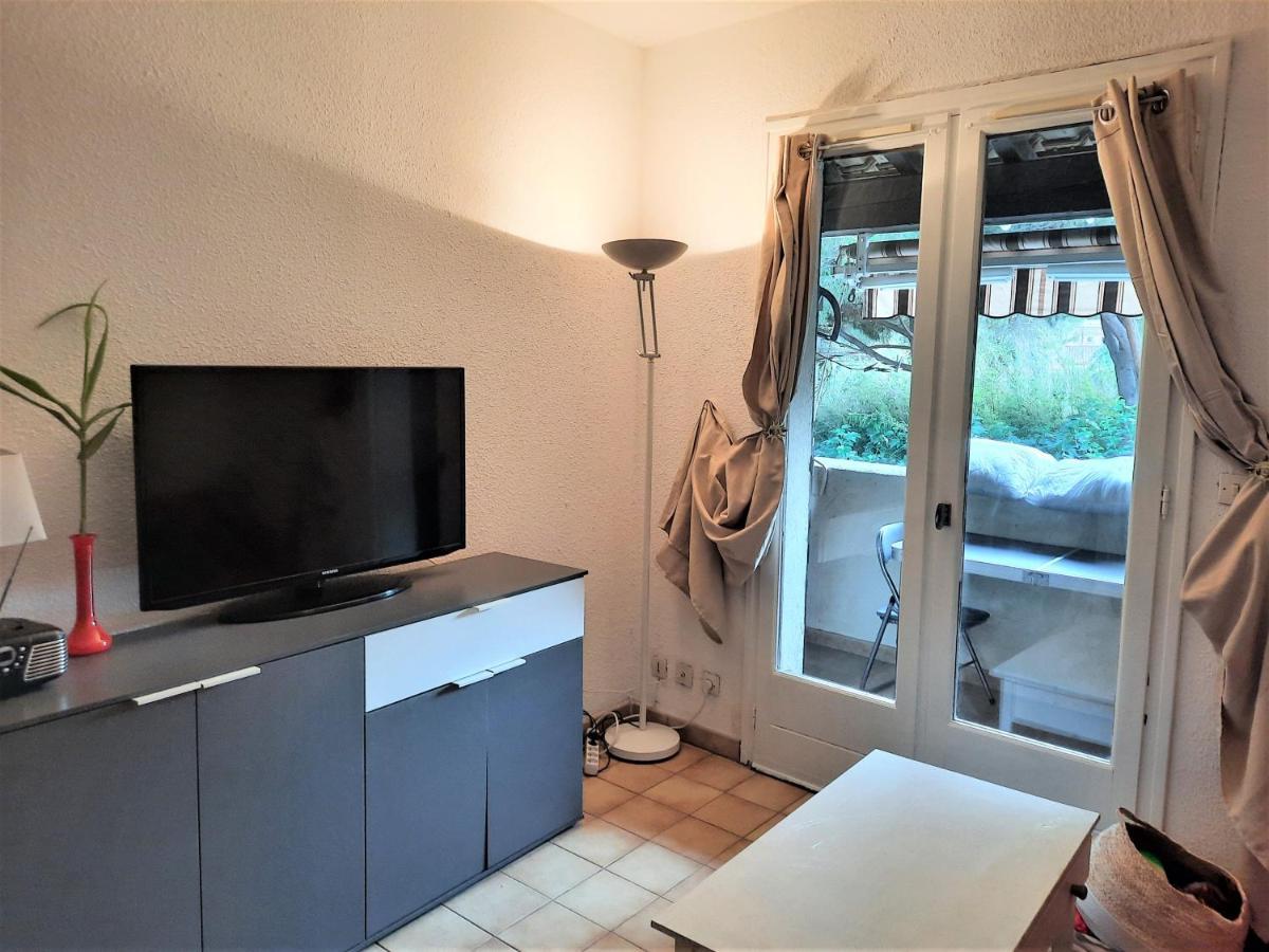 Sur T3-160 M - 800 M Centre-ville. Park Cavalaire-sur-Mer